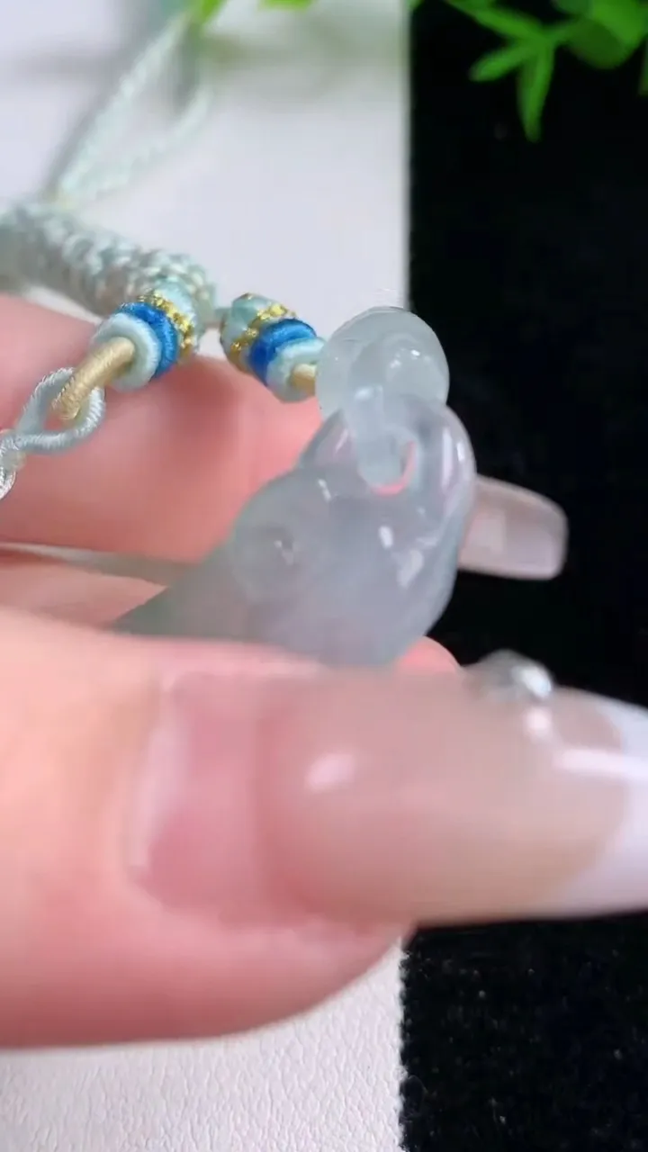 天然A货翡翠冰种飘花如意手牌，尺寸14.2-48.2-5.7，重量:15.33g
3月4日