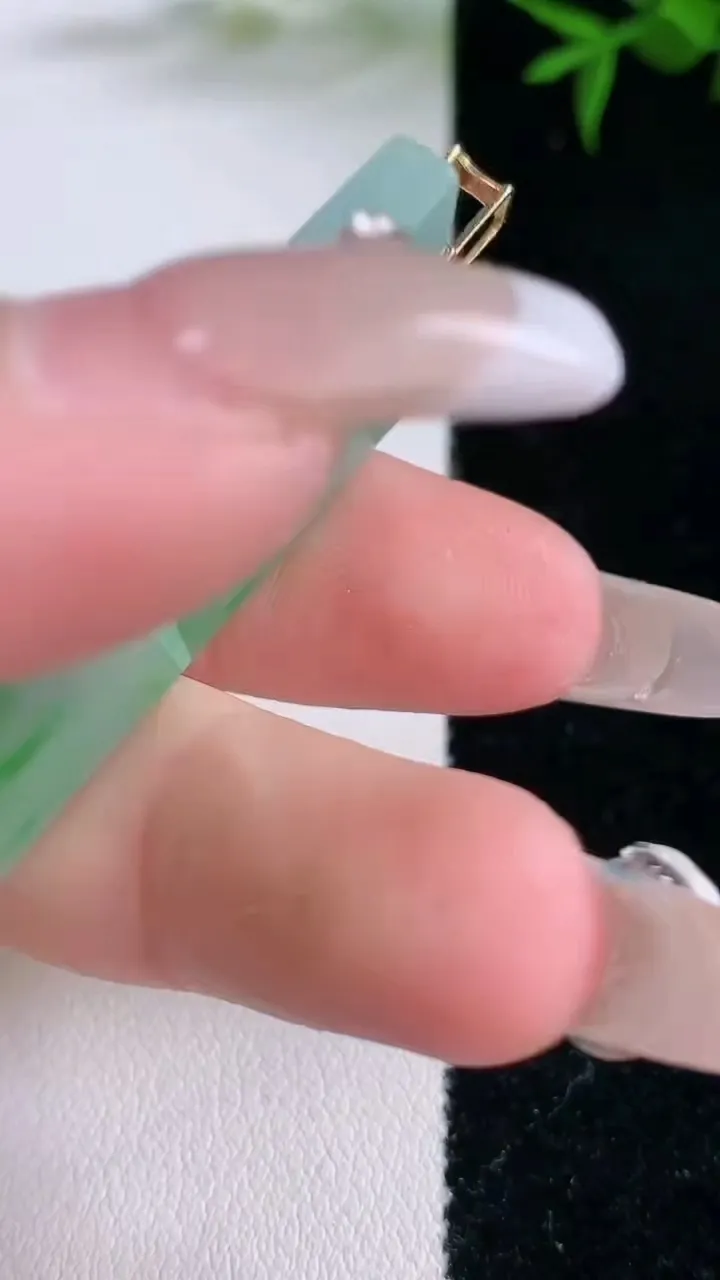 天然A货翡翠无事牌吊坠，尺寸46.7-25.8-3.6，重量:15.14g
3月5日