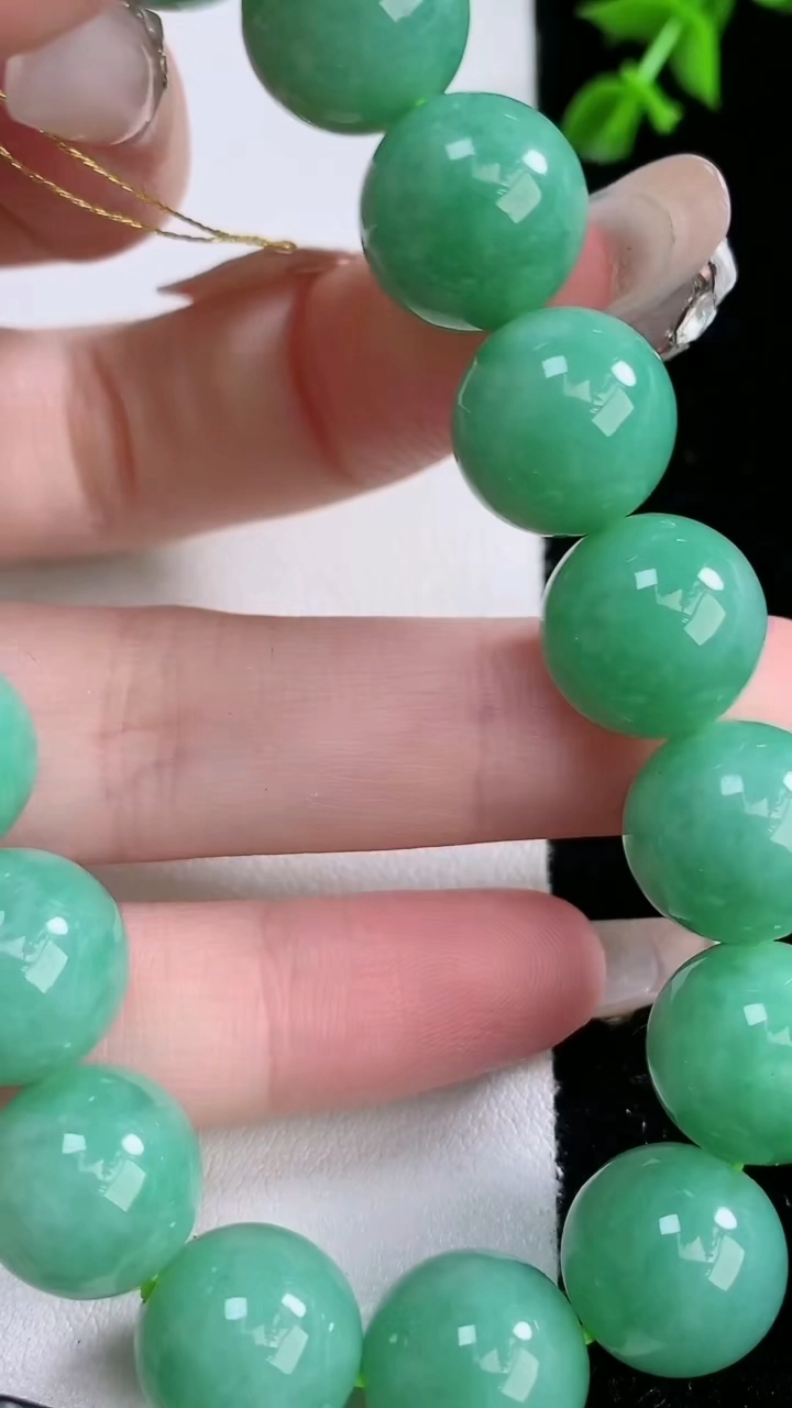 天然A货翡翠圆珠手串，尺寸12.3-17颗，重量:57.77g3月5日
工厂直销收藏佳品,种好水足，色泽均匀，有种有色，上手高大气！