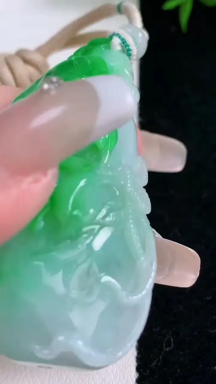 天然A货翡翠葫芦吊坠，尺寸54-25.3-10.5，重量:30.17g
3月5日