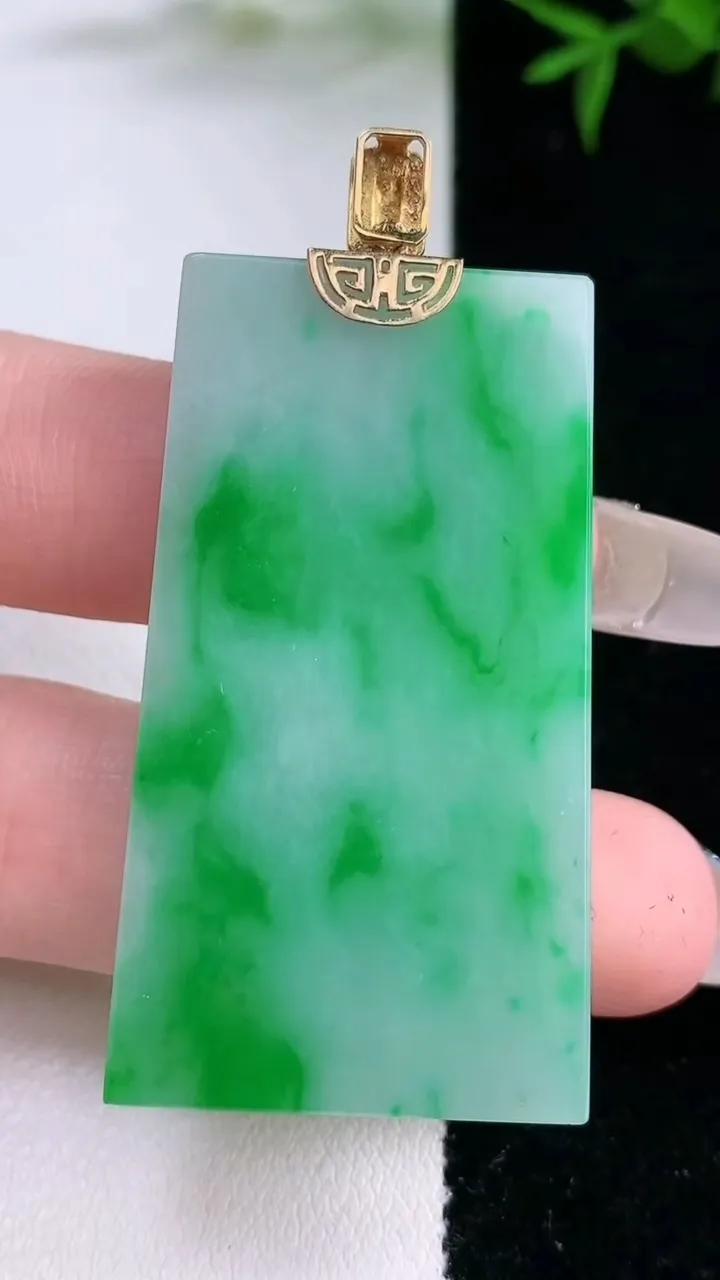 天然A货翡翠无事牌吊坠，尺寸46.7-25.8-3.6，重量:15.14g
3月5日