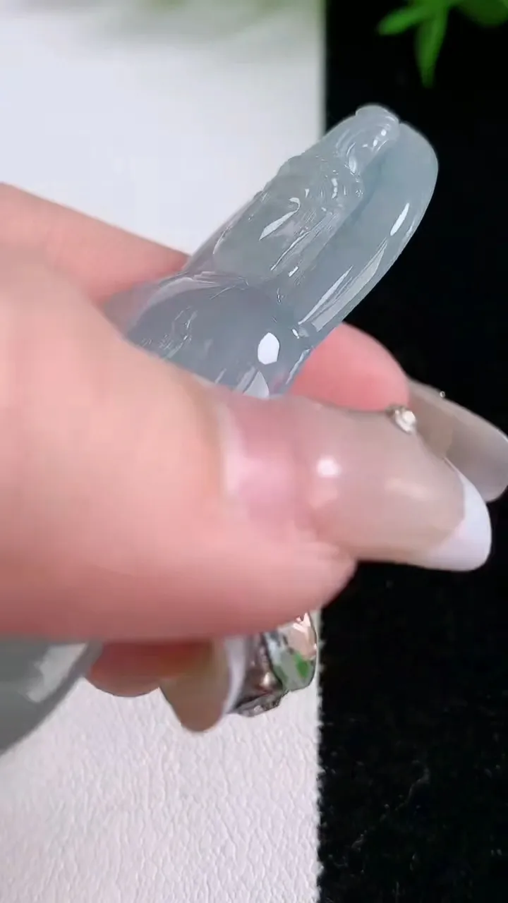 天然A货翡翠种飘花观音菩萨吊坠，尺寸61.7-37.4-5.8，重量:25.81g
3月5日