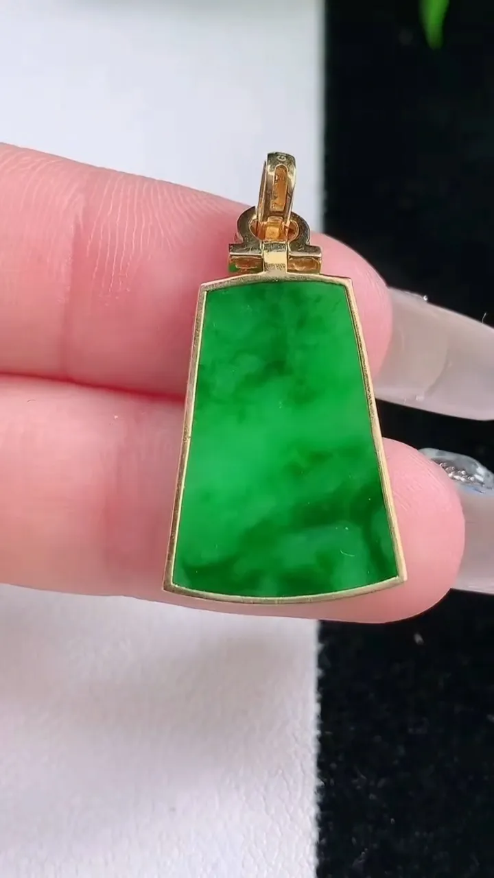 天然A货翡翠无事牌吊坠，尺寸21-16-1.8，重量:2.67g
3月5日