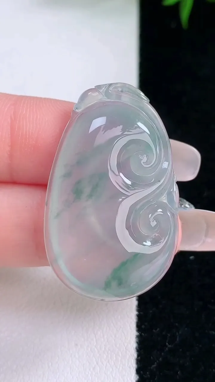 天然A货翡翠种飘花如意吊坠，尺寸35.7-21.6-6，重量:8.89g
3月5日