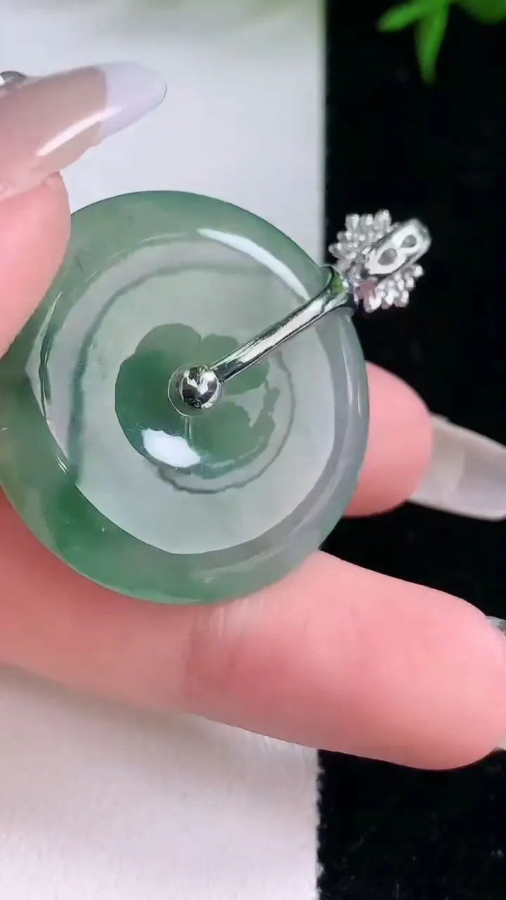 天然A货翡翠种飘花平安扣吊坠，尺寸31-5.2，重量:13.80g
3月5日