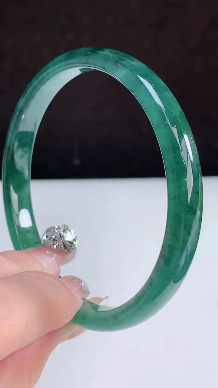 圈口60-61翡翠a货蓝水宽边大圈口手镯尺寸61-8.2-5，重量:28.94g3月5日