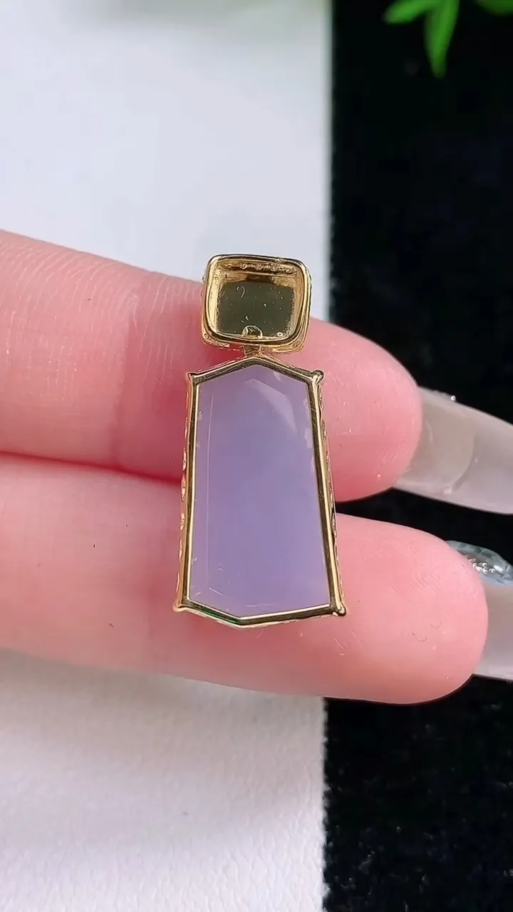 天然A货翡翠18K金紫罗兰无事牌吊坠，尺寸18.7-11.4-5.6，重量:3.13g
3月5日