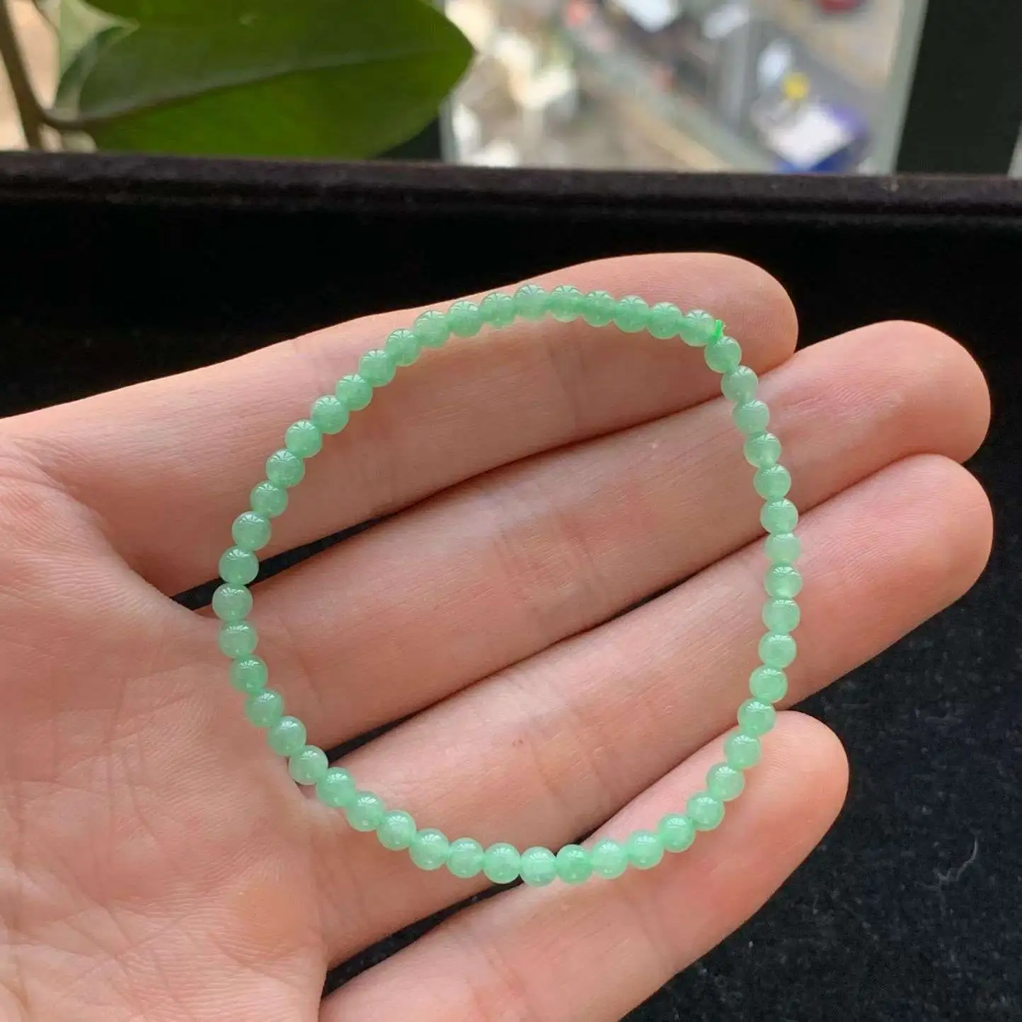 A货天然翡翠冰糯种满绿手链重量3.70
3月5日