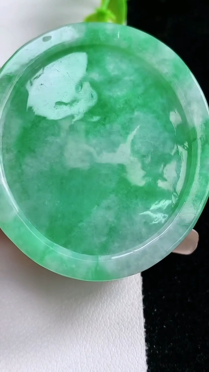 天然A货翡翠鸟语花香吊坠，尺寸 55.6-48.6-13.8，重: 59.68g
3月5日