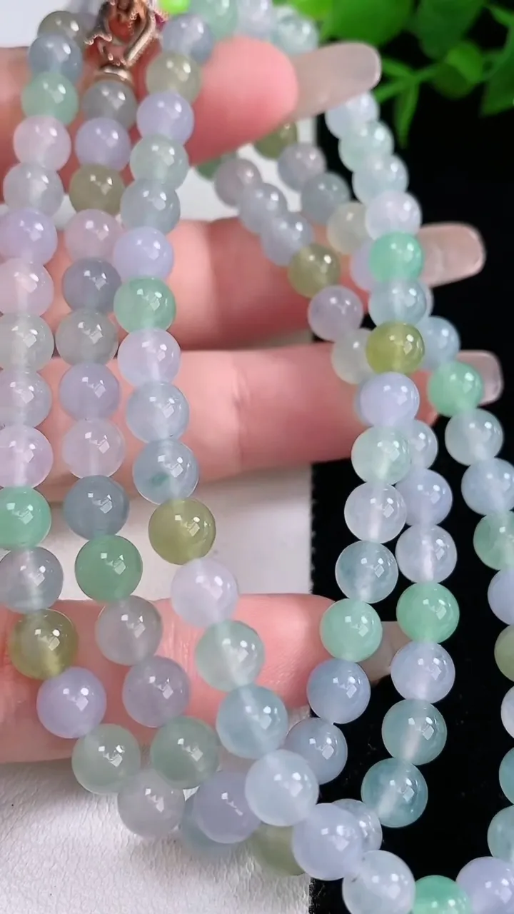 天然A货翡翠种三彩圆珠项链，尺寸6-108颗，重量:42.11g
3月5日