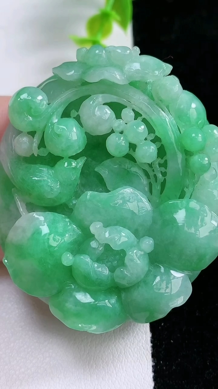 天然A货翡翠鸟语花香吊坠，尺寸 55.6-48.6-13.8，重: 59.68g
3月5日