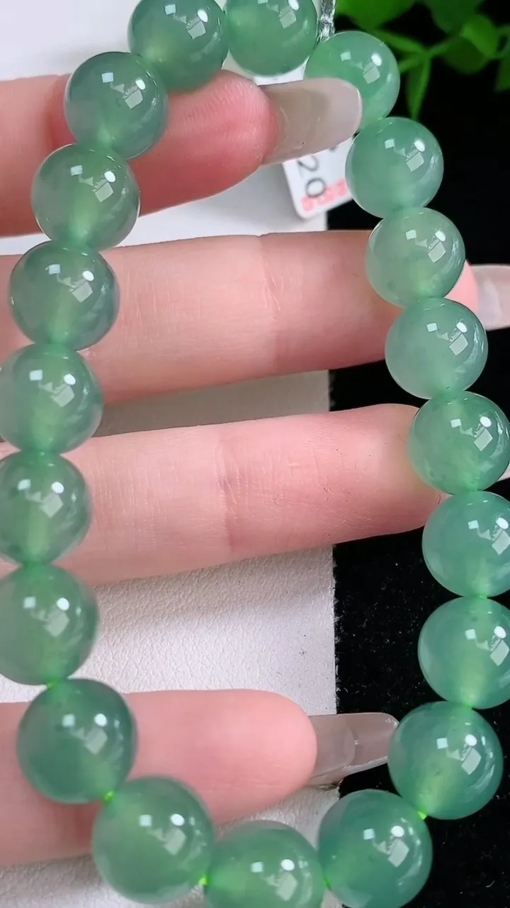 天然A货翡翠圆珠手串，尺寸9.8-20颗，重量:33.80g3月5日
工厂直销收藏佳品,种好水足，色泽均匀，有种有色，上手高大气！
