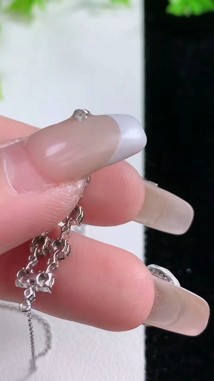 天然A货翡翠蛋面项链，尺寸 27.5-7.5-3.3，重:2.24g3月5日
工厂直销收藏佳品,种好水足，色泽均匀，有种有色，上手高大气！