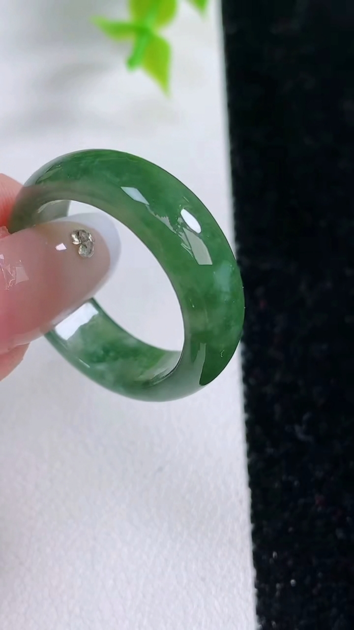 天然A货翡翠指环戒指，尺寸20-7.5-3.3，重:5.20g2026年3月5日
工厂直销收藏佳品,种好水足，色泽均匀，有种有色，上手高大气！