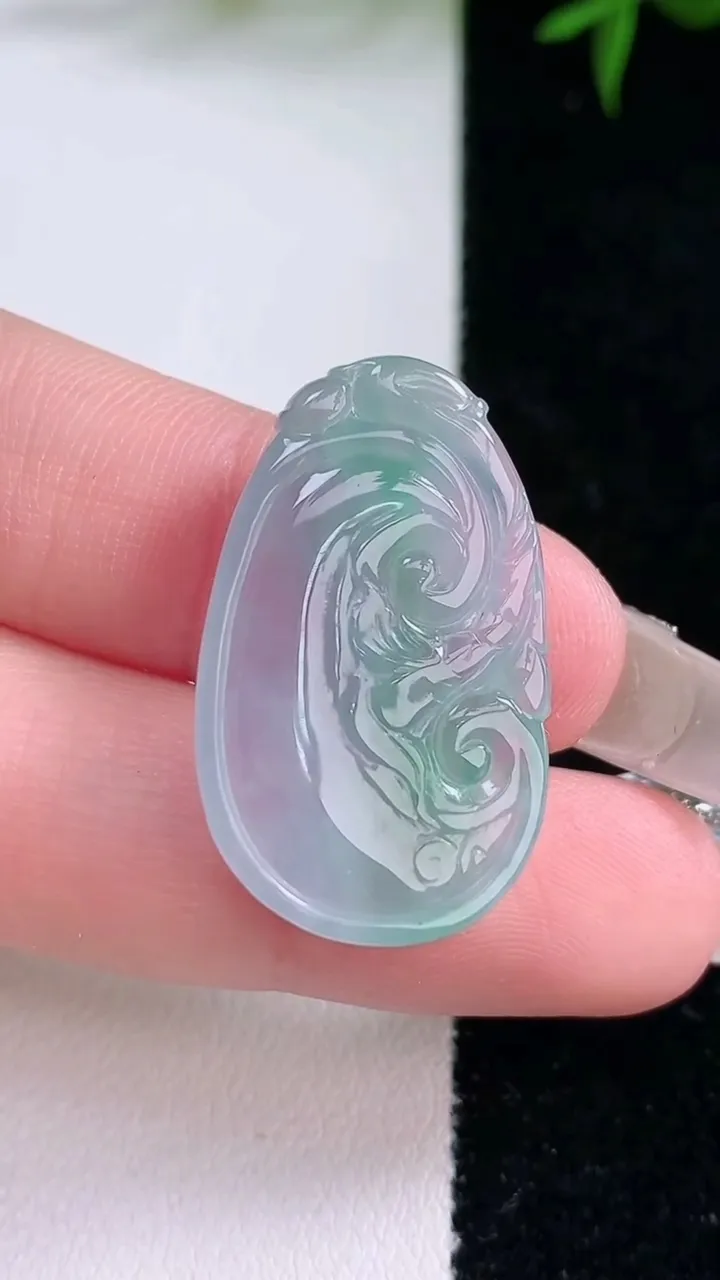 天然A货翡翠如意吊坠，尺寸28.3-17-5.4，重量:5.39g
3月5日