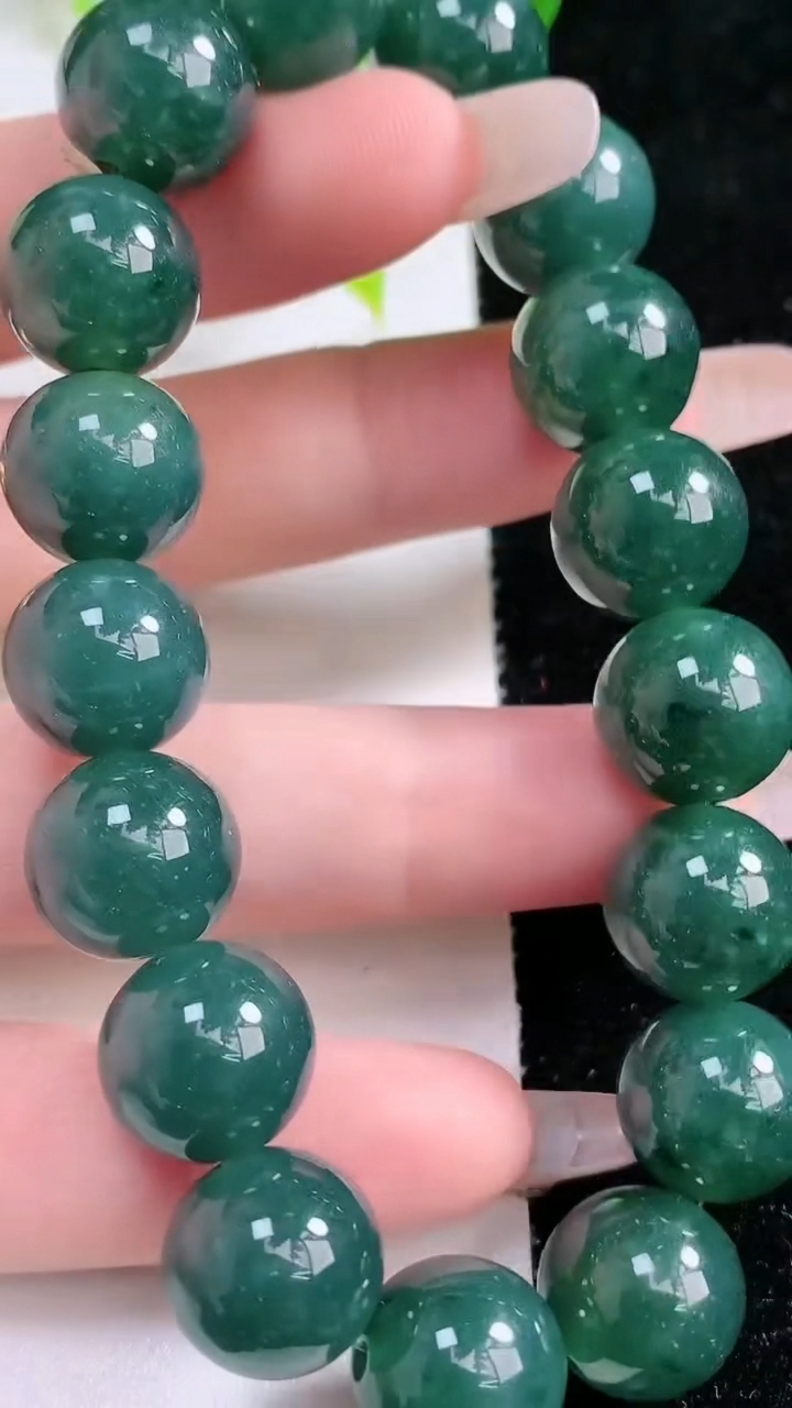 天然A货翡翠圆珠手串，尺寸12.5，重:57.27g3月5日
工厂直销收藏佳品,种好水足，色泽均匀，有种有色，上手高大气！