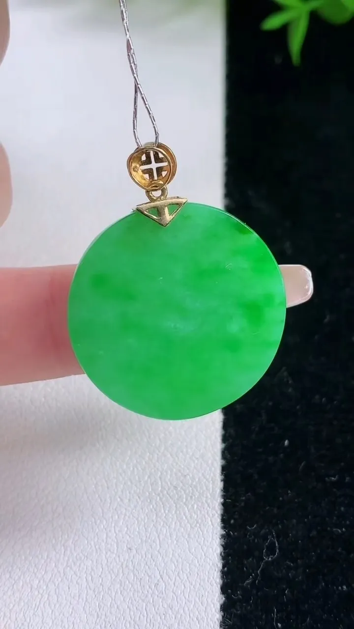 天然A货翡翠无事牌吊坠，尺寸24-2.1，重量:5.11g
3月5日