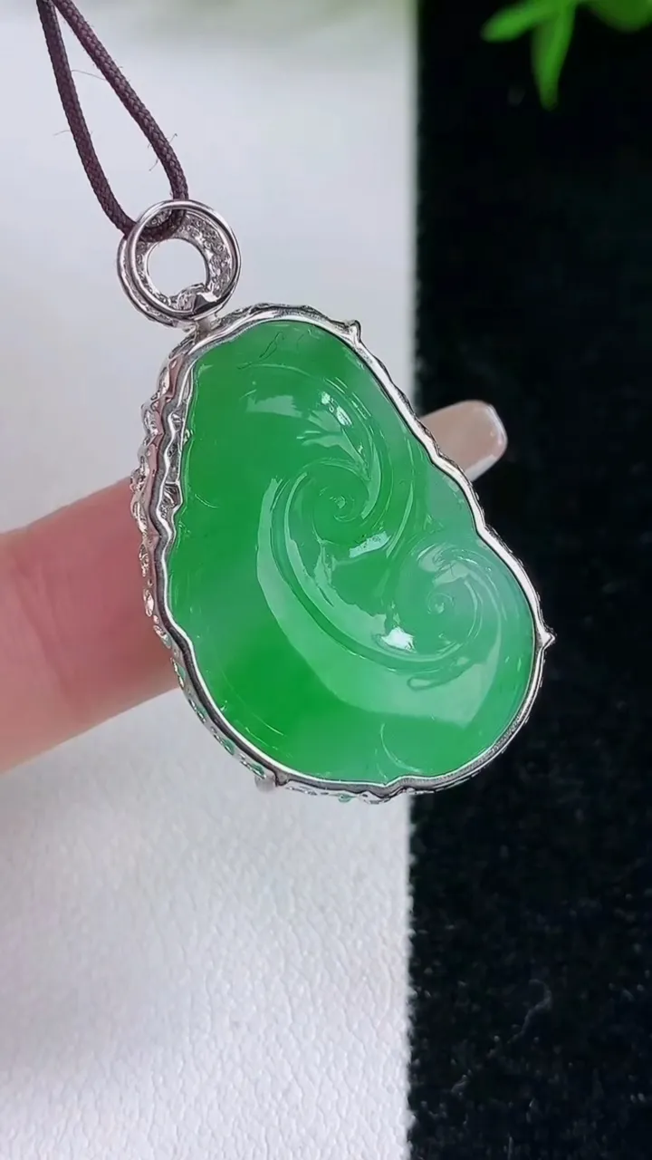 天然A货翡翠如意吊坠，尺寸29.6-19.4-6.6，重量:7.44g
3月5日