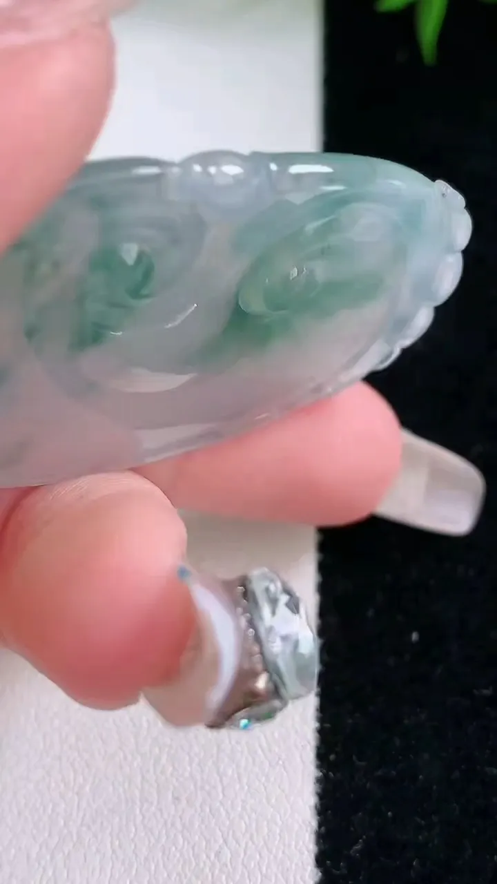 天然A货翡翠冰种飘花如意吊坠，尺寸43.7-27.7-5.2，重量:13.63g
3月5日