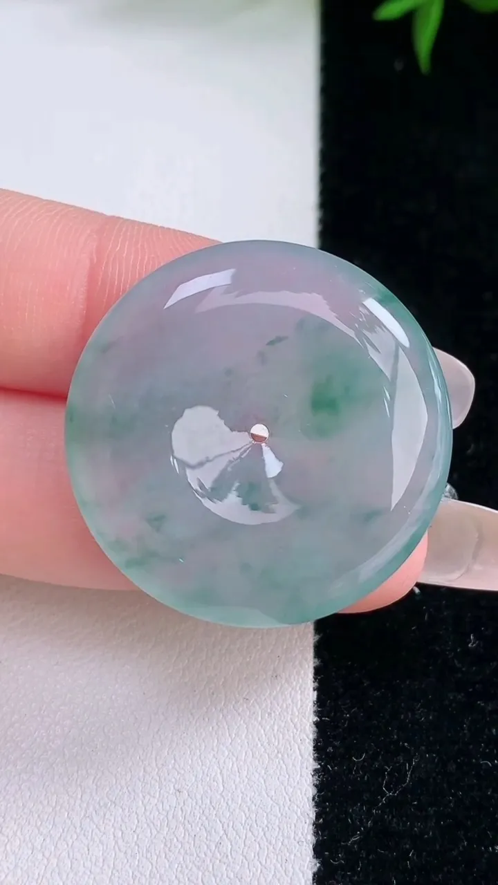 天然A货翡翠种飘花平安扣吊坠，尺寸29.8-5.6，重量10.32g
3月5日