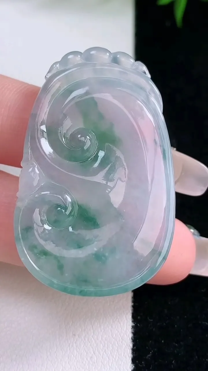 天然A货翡翠冰种飘花如意吊坠，尺寸43.7-27.7-5.2，重量:13.63g
3月5日