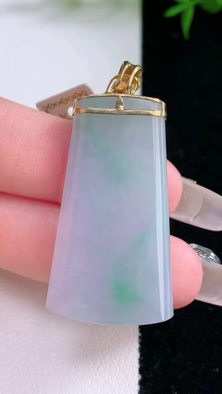 天然A货翡翠无事牌吊坠，尺寸38.3-21.2-4.6，重量:11.27g
3月5日