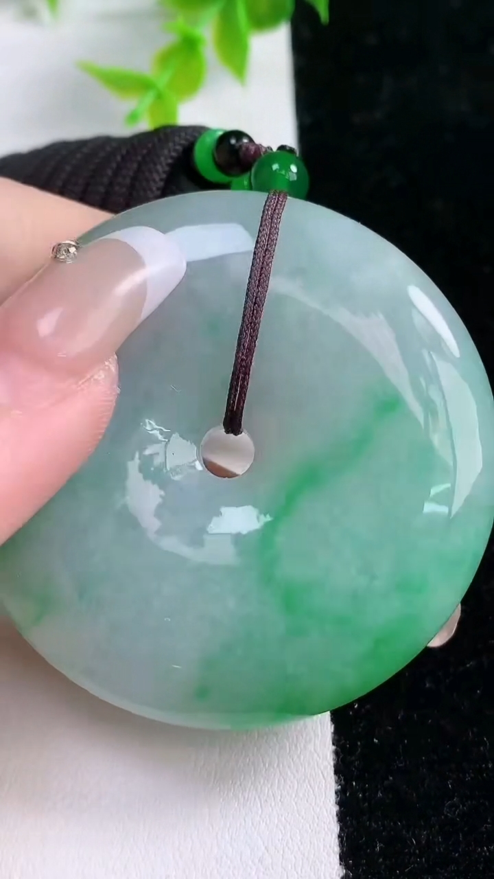 天然A货翡翠平安扣吊坠，尺寸52.9-10.8，重:63.98g
3月5日