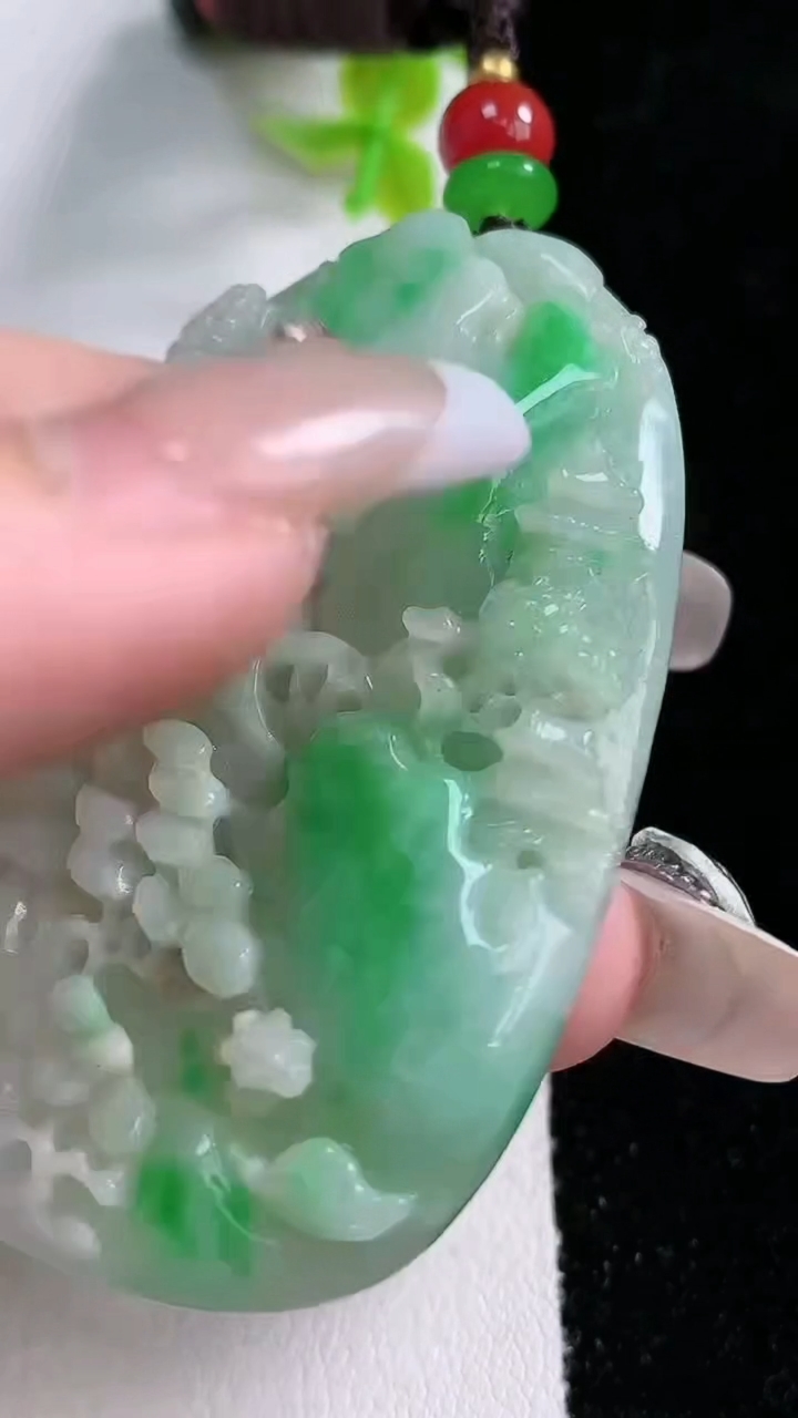 天然A货翡翠山水牌吊坠，尺寸56-35.5-6.6，重:26.52g
3月5日