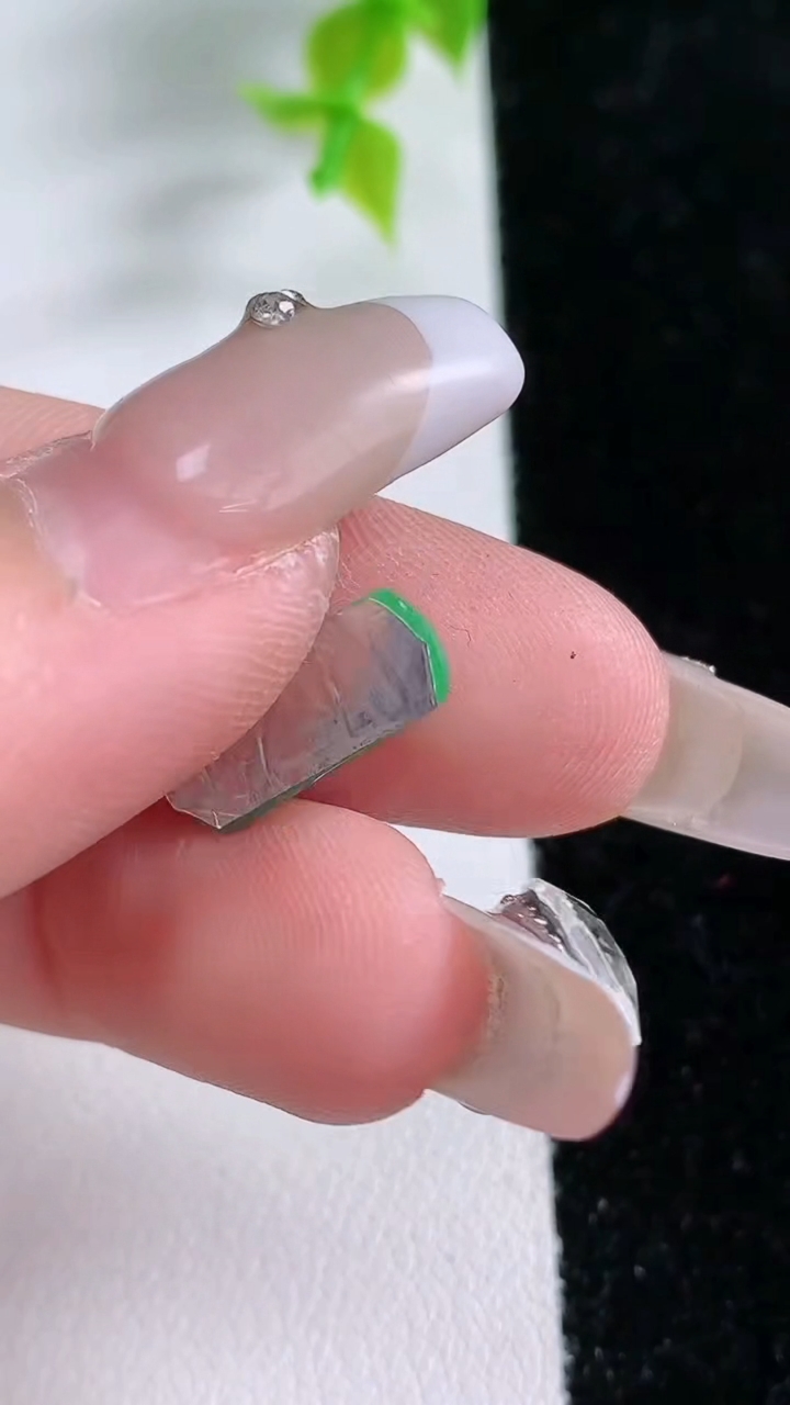 天然A货翡翠马鞍戒面，尺寸14-5.7-2.3，重:0.50g2026年3月5日
工厂直销收藏佳品,种好水足，色泽均匀，有种有色，上手高大气！