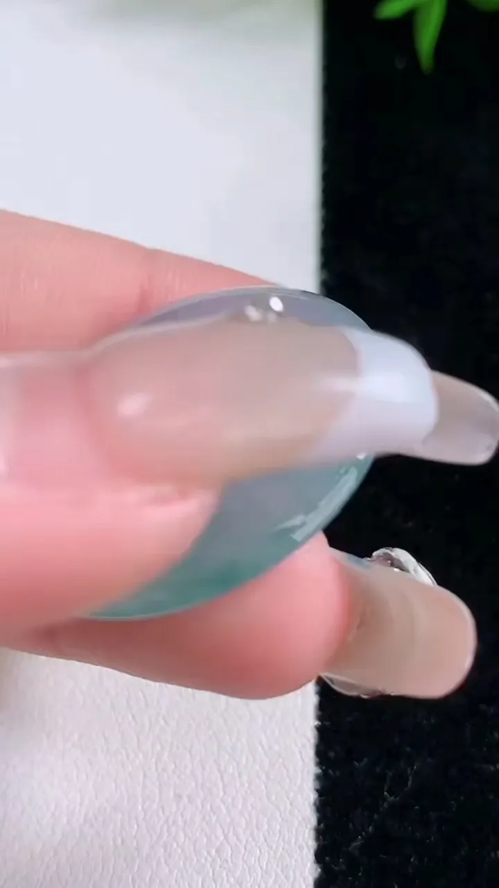 天然A货翡翠种飘花平安扣吊坠，尺寸29.8-5.6，重量10.32g
3月5日