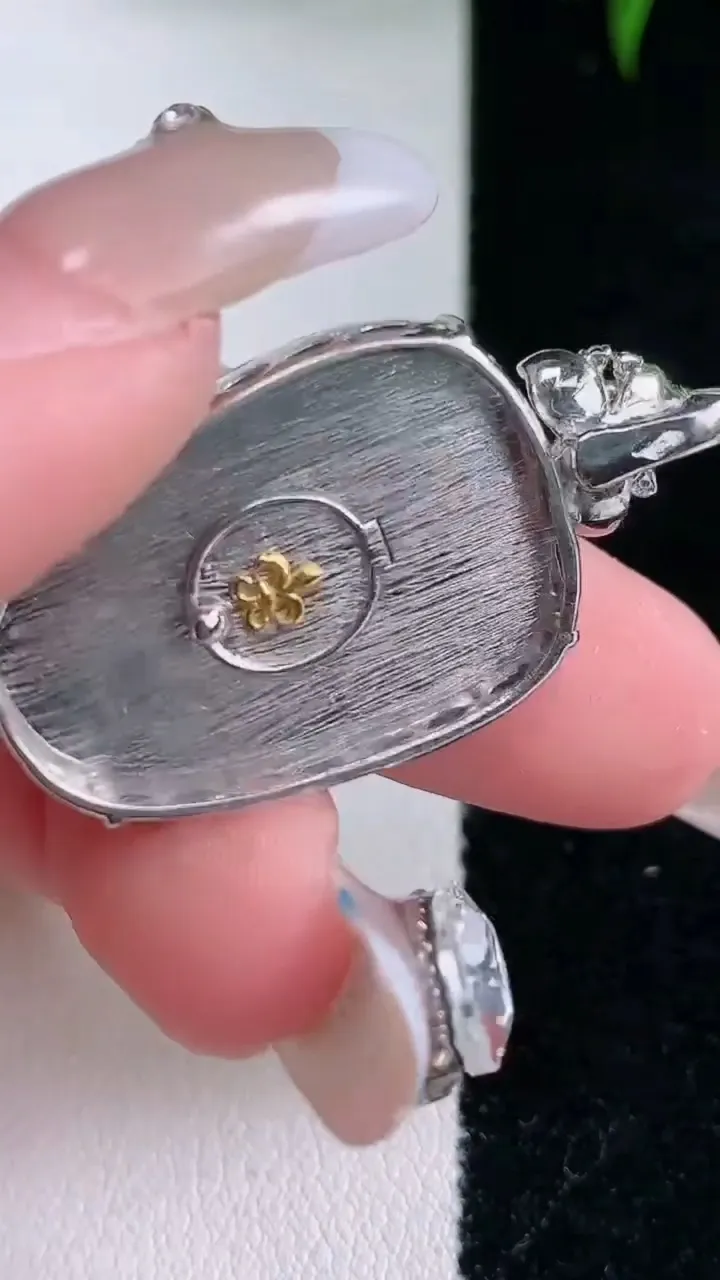 天然A货翡翠金枝玉叶 叶子吊坠，尺寸25.5-18.6-6.2，重量:6.85g
3月5日