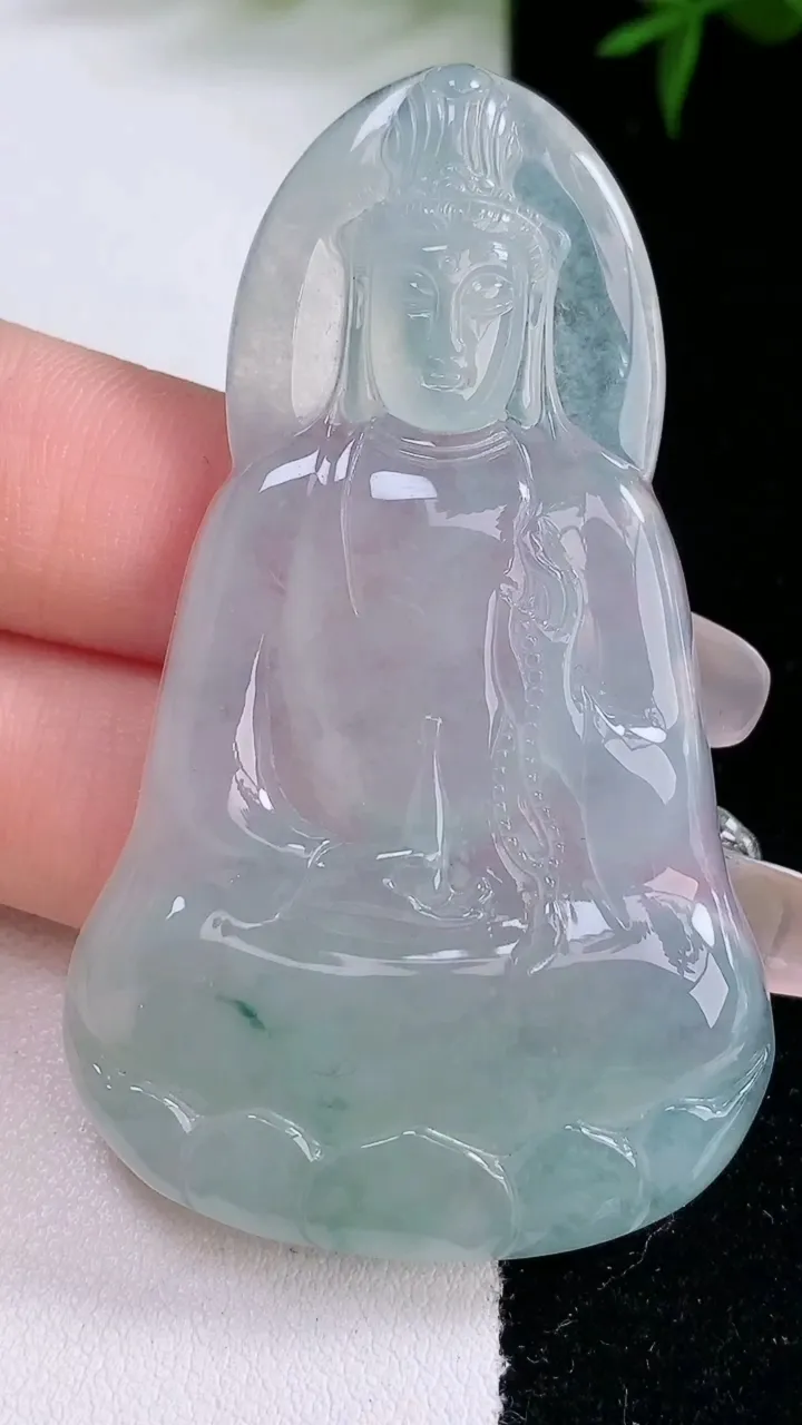 天然A货翡翠种飘花观音菩萨吊坠，尺寸61.7-37.4-5.8，重量:25.81g
3月5日