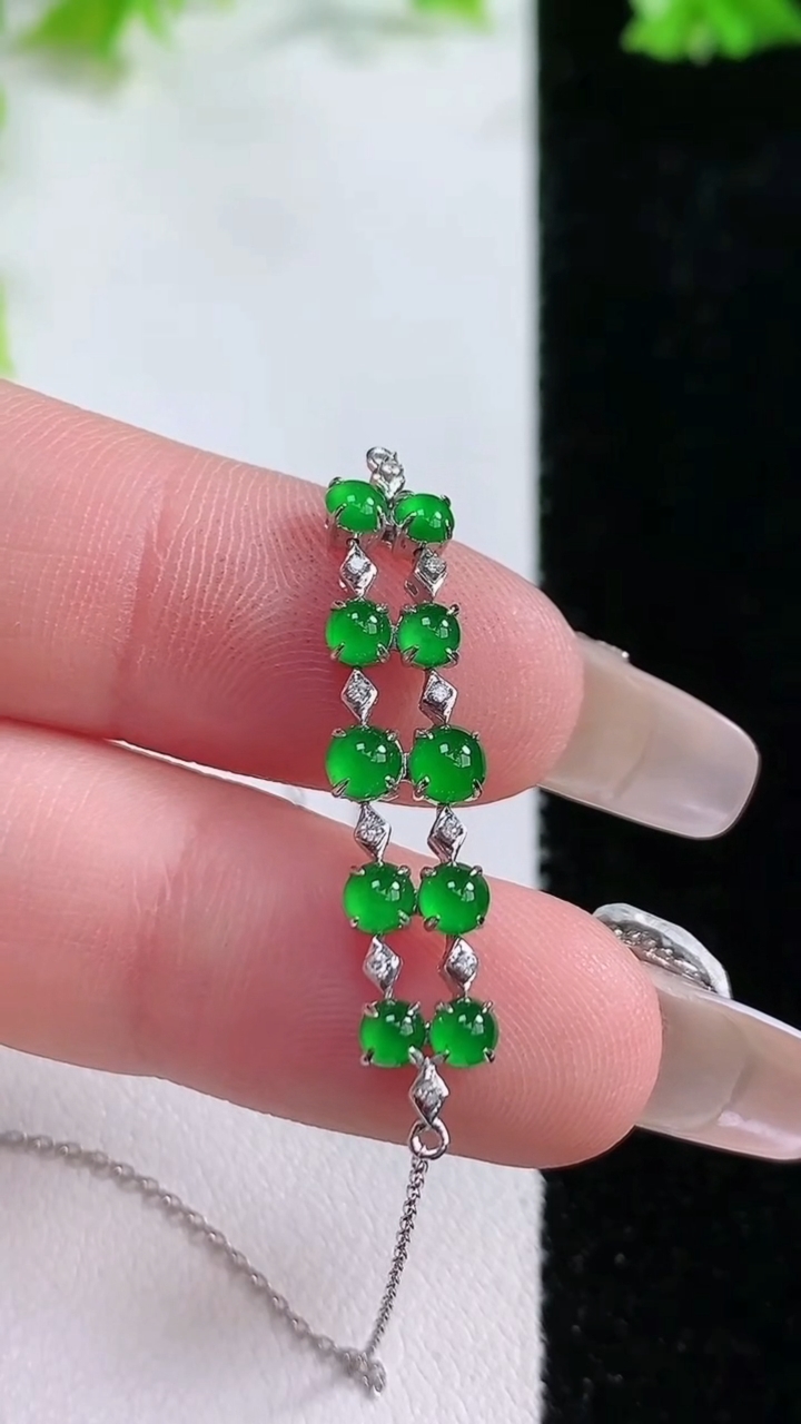 天然A货翡翠蛋面项链，尺寸 27.5-7.5-3.3，重:2.24g3月5日
工厂直销收藏佳品,种好水足，色泽均匀，有种有色，上手高大气！