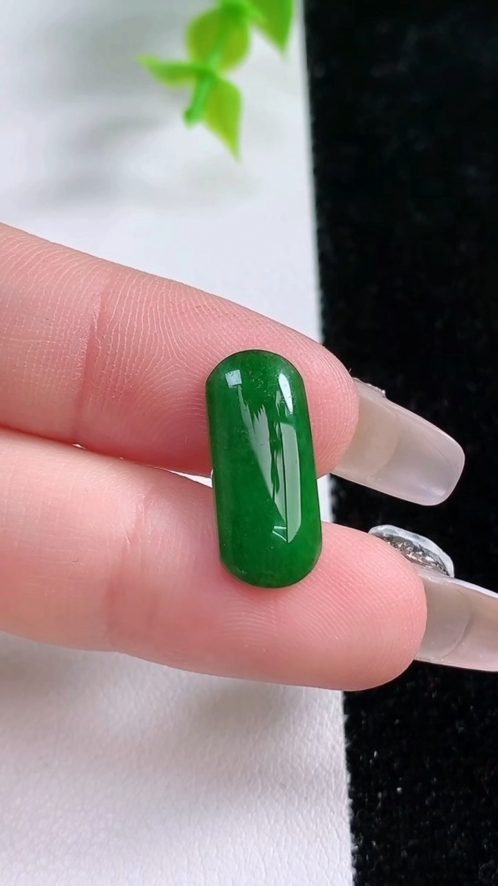 天然A货翡翠马鞍戒面，尺寸18.3-8-2.7，重:0.97g2026年3月5日
工厂直销收藏佳品,种好水足，色泽均匀，有种有色，上手高大气！