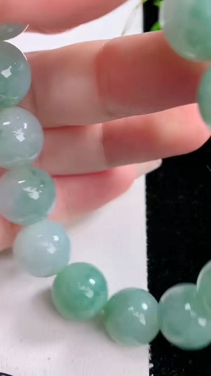 天然A货翡翠圆珠手串，尺寸12.7-16颗，重量:57.44g3月5日
工厂直销收藏佳品,种好水足，色泽均匀，有种有色，上手高大气！