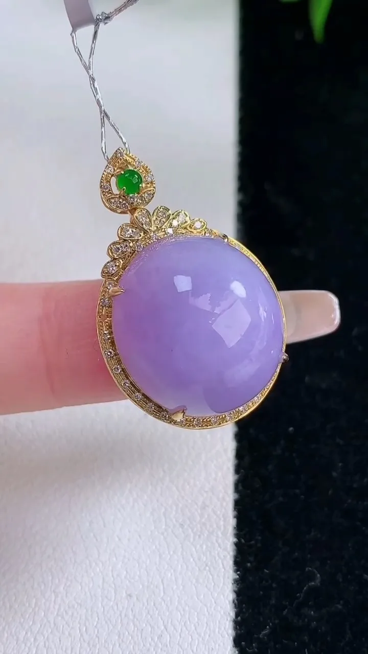 天然A货翡翠18K金紫罗兰蛋面吊坠，尺寸28.7-18.7-12.7，裸石17.6-16重量:6.84g
3月5日