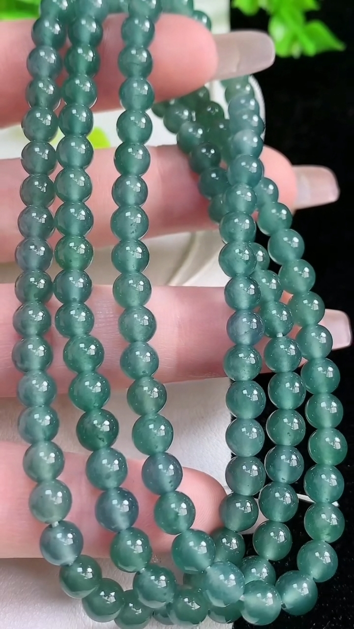 天然A货翡翠圆珠项链，尺寸5.3，重:33.69g3月5日
工厂直销收藏佳品,种好水足，色泽均匀，有种有色，上手高大气！