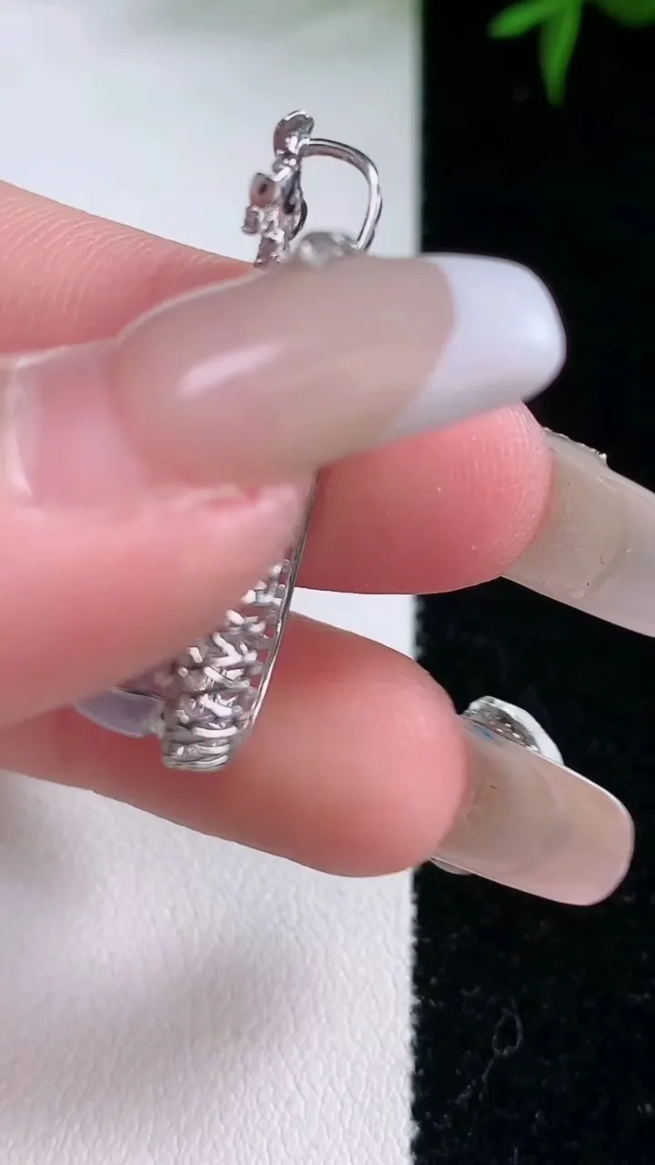 天然A货翡翠18K金紫罗兰福瓜吊坠，尺寸32.7-12.5-10.5，裸石20.6-10重量:4.98g
3月5日