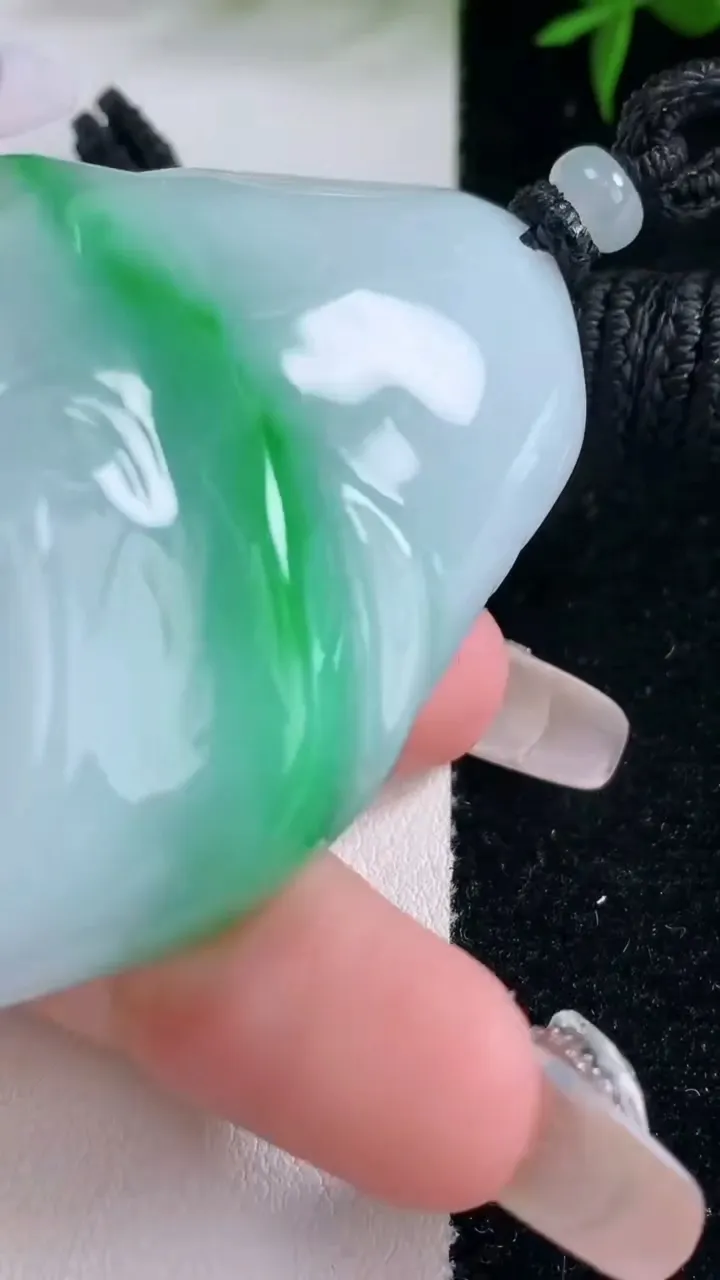 天然A货翡翠观音菩萨吊坠，尺寸61.3-37.7-14，重量:52.89g
3月5日