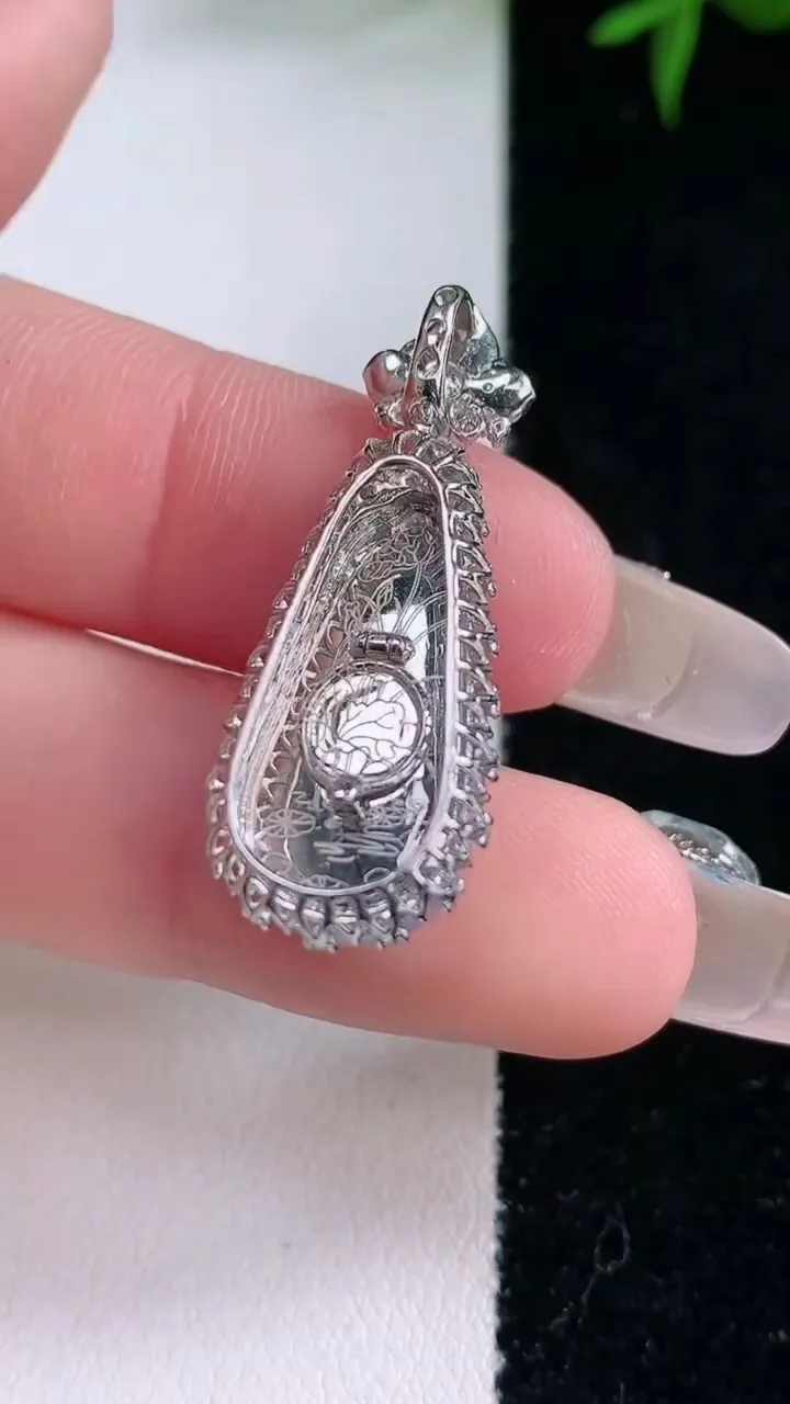 天然A货翡翠18K金紫罗兰福瓜吊坠，尺寸32.7-12.5-10.5，裸石20.6-10重量:4.98g
3月5日