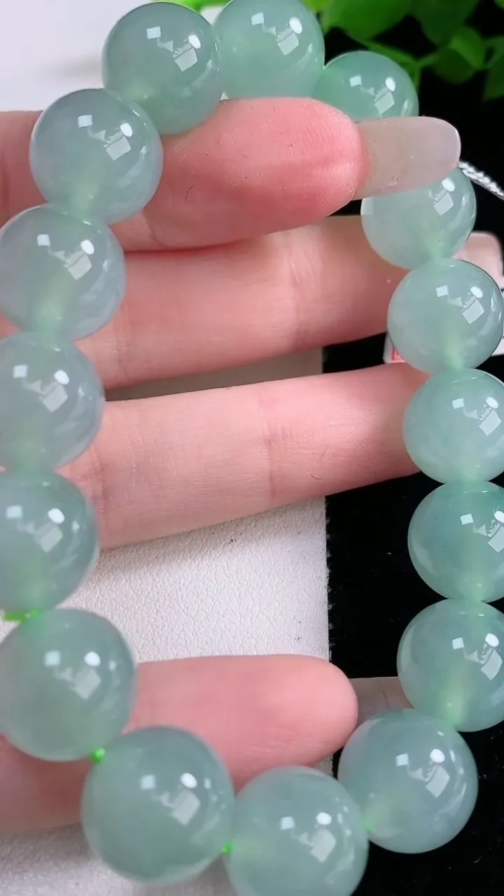 天然A货翡翠圆珠手串，尺寸12.3-16颗，重量:54.82g3月5日
工厂直销收藏佳品,种好水足，