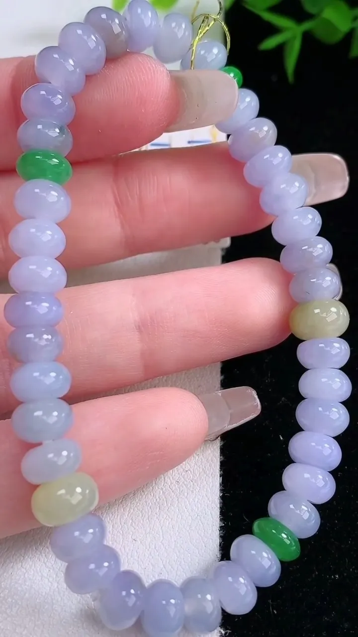 天然A货翡翠三彩算盘珠手串，尺寸6.7-4.2-41颗，重量:17.10g3月5日
工厂直销收藏佳品,种好水足，色泽均匀，有种有色，上手高大气！