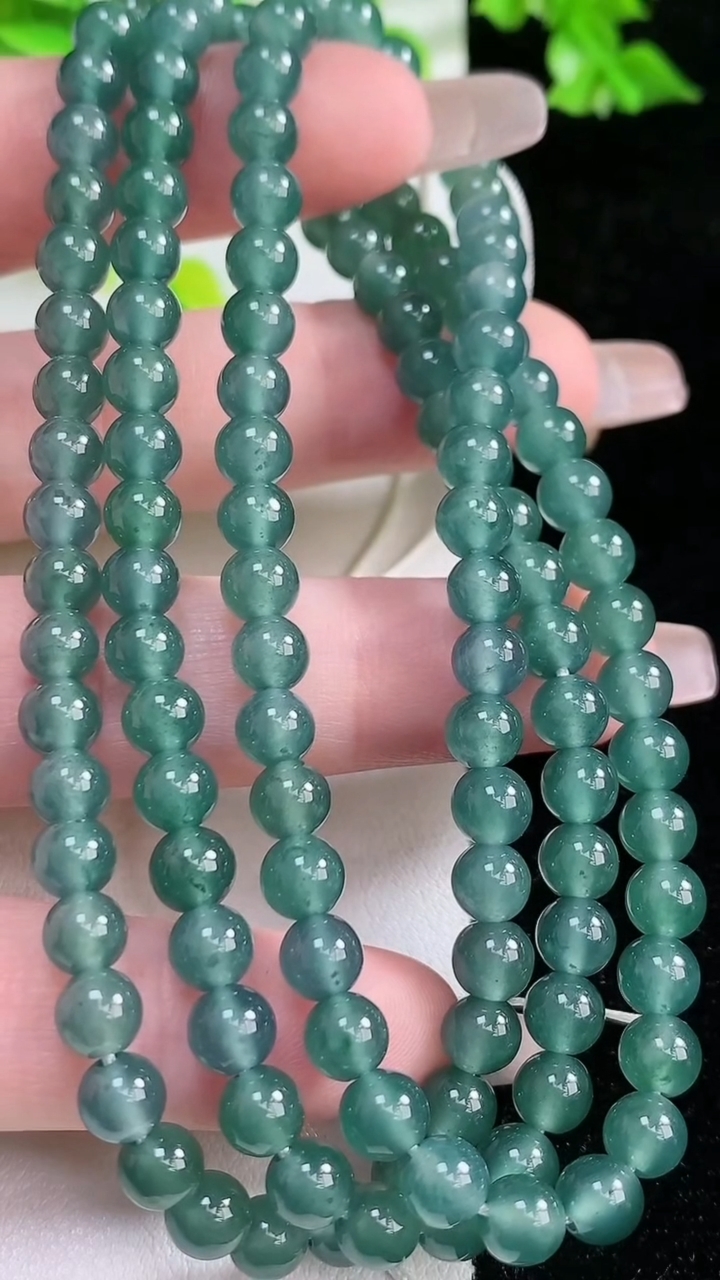 天然A货翡翠圆珠项链，尺寸5.3，重:33.69g3月5日
工厂直销收藏佳品,种好水足，色泽均匀，有种有色，上手高大气！