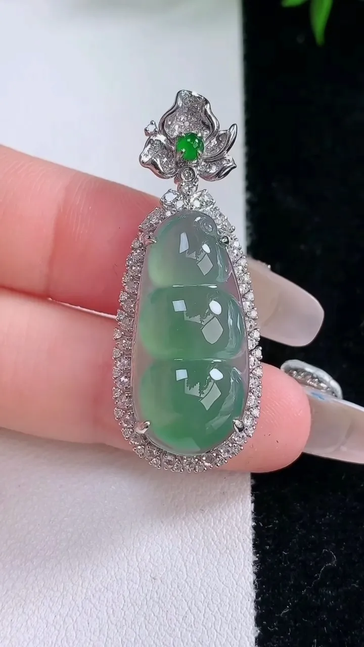 天然A货翡翠福豆吊坠，尺寸41-15.2-9.4，裸石25-11.8重量:6.37g
3月5日