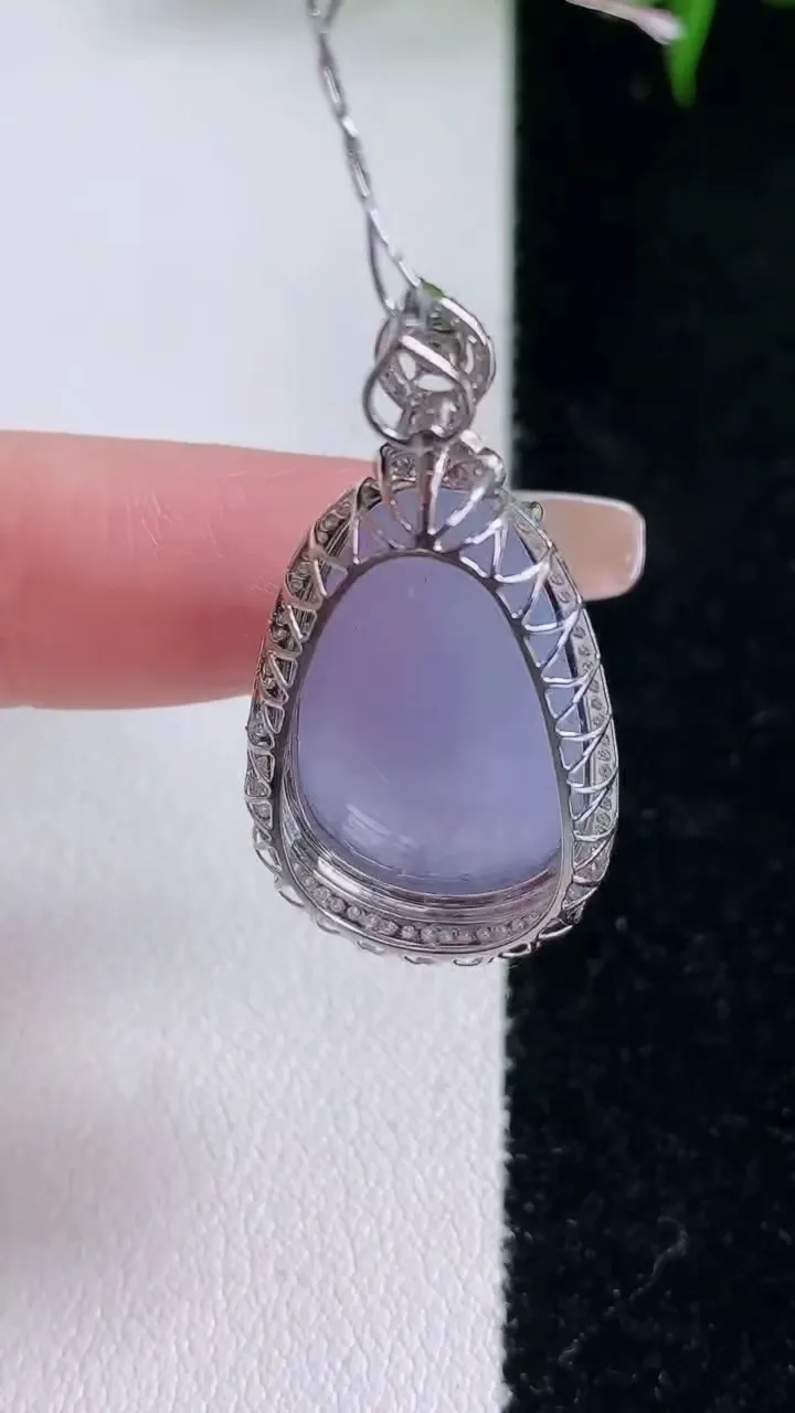 天然A货翡翠18K金紫罗兰福瓜吊坠，尺寸33-16.6-9.3，裸石23-13.2重量:4.60g
3月5日