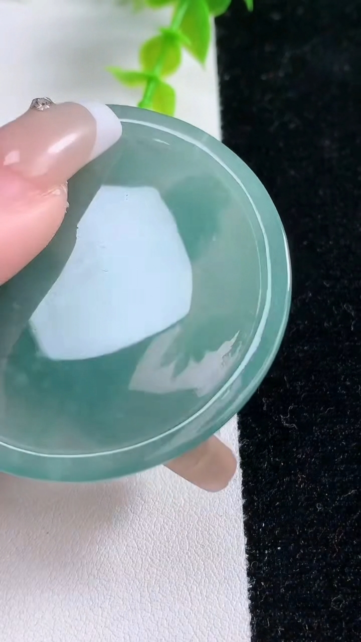 天然A货翡翠蓝水观音菩萨吊坠，尺寸52-4.3，重:20.84g
3月5日