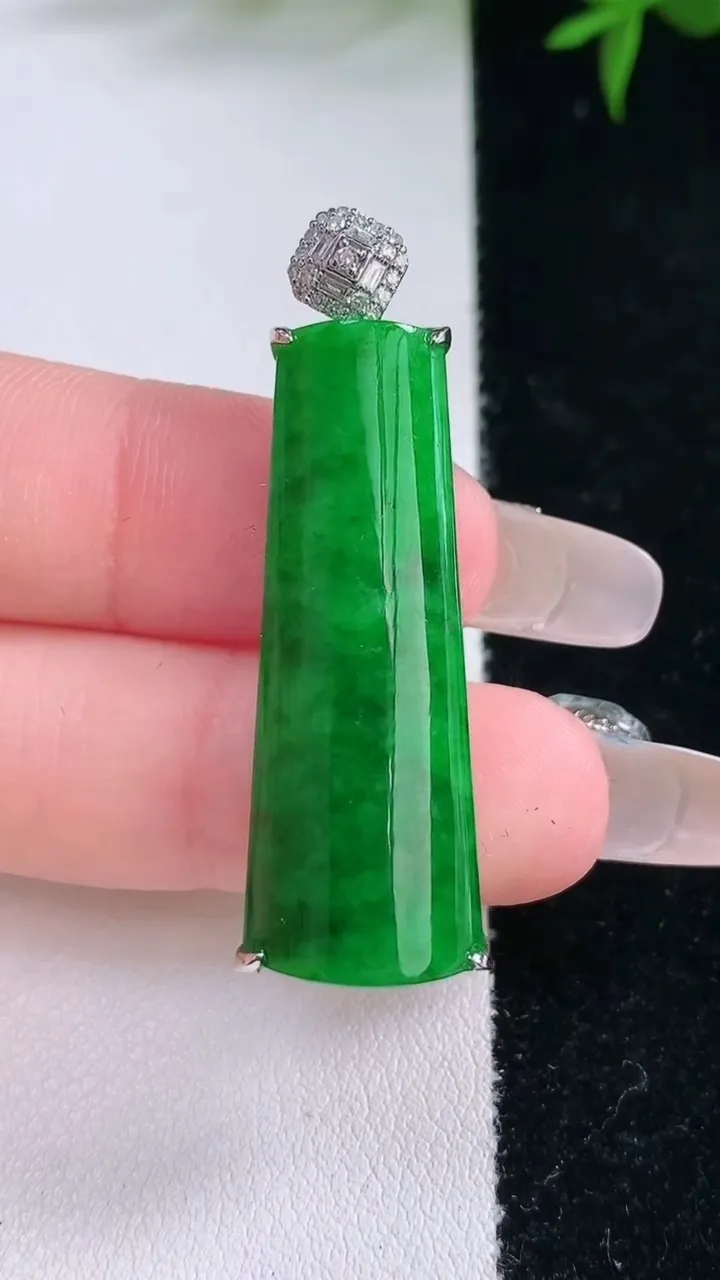 天然A货翡翠无事牌吊坠，尺寸35.6-12.4-7.2，重量:6.00g
3月5日