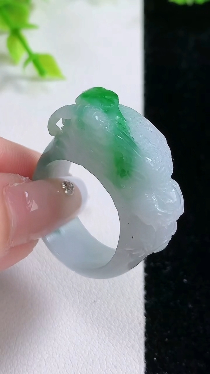 天然A货翡翠祥龙指环扳指，尺寸21-10.2-4.3/29-11-10.3，重:13.91g2026年3月5日
工厂直销收藏佳品,种好水足，色泽均匀，有种有色，上手高大气！