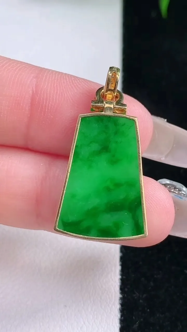 天然A货翡翠无事牌吊坠，尺寸21-16-1.8，重量:2.67g
3月5日