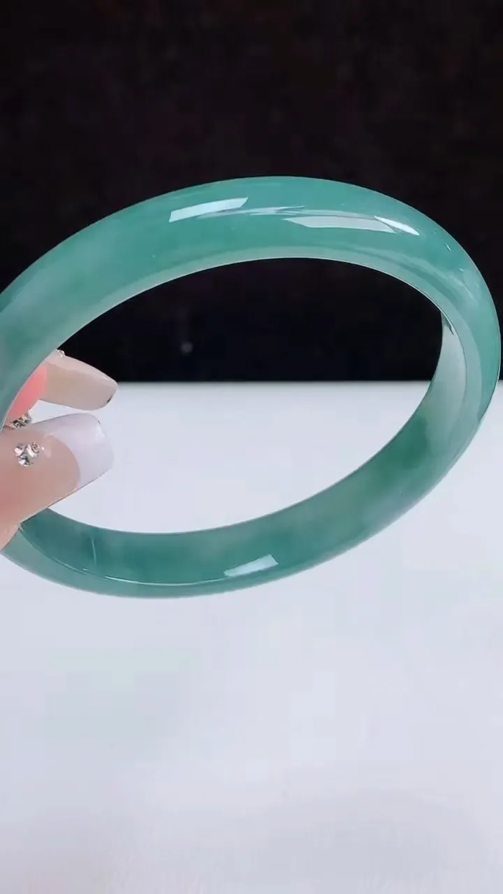 圈口58-59翡翠a货蓝水宽边手镯尺寸59-9-5.6，重量:34.11g3月5日